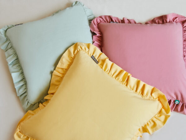 poszewka z falbaną bananowa - MUMLA